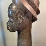 Statuette pierre du Gabon signée