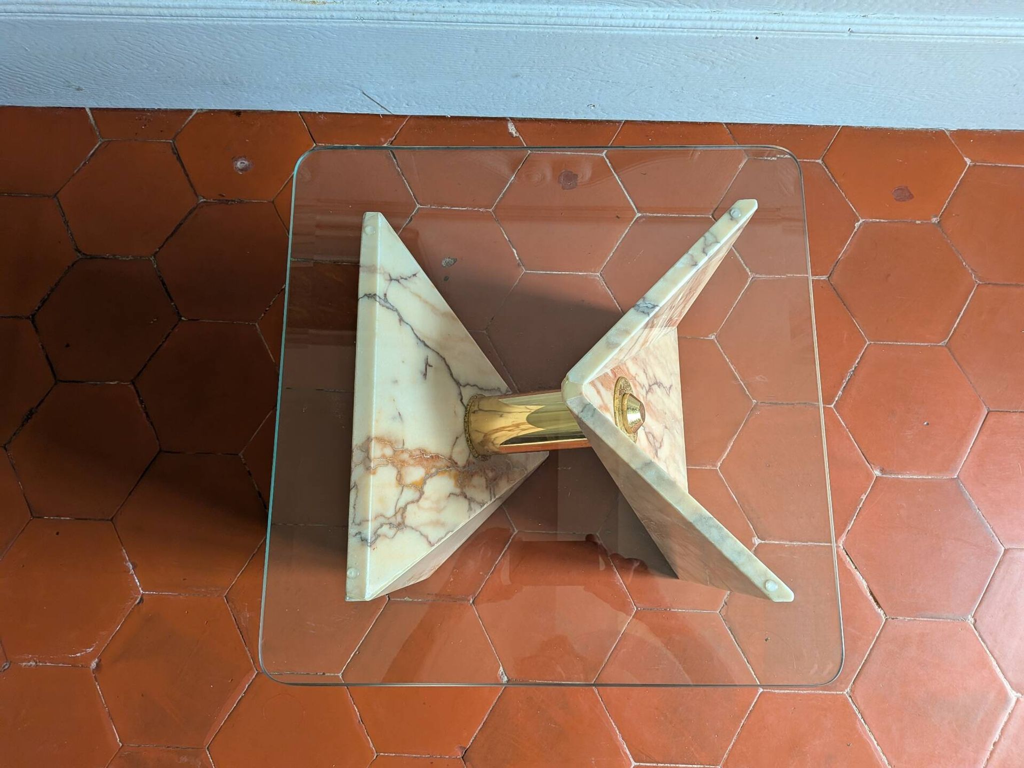 Table d'appoint ligne Roset en marbre rose des années 80