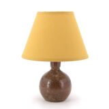Lampe boule en grès de Guy Baudat, abat jour jaune, années 70