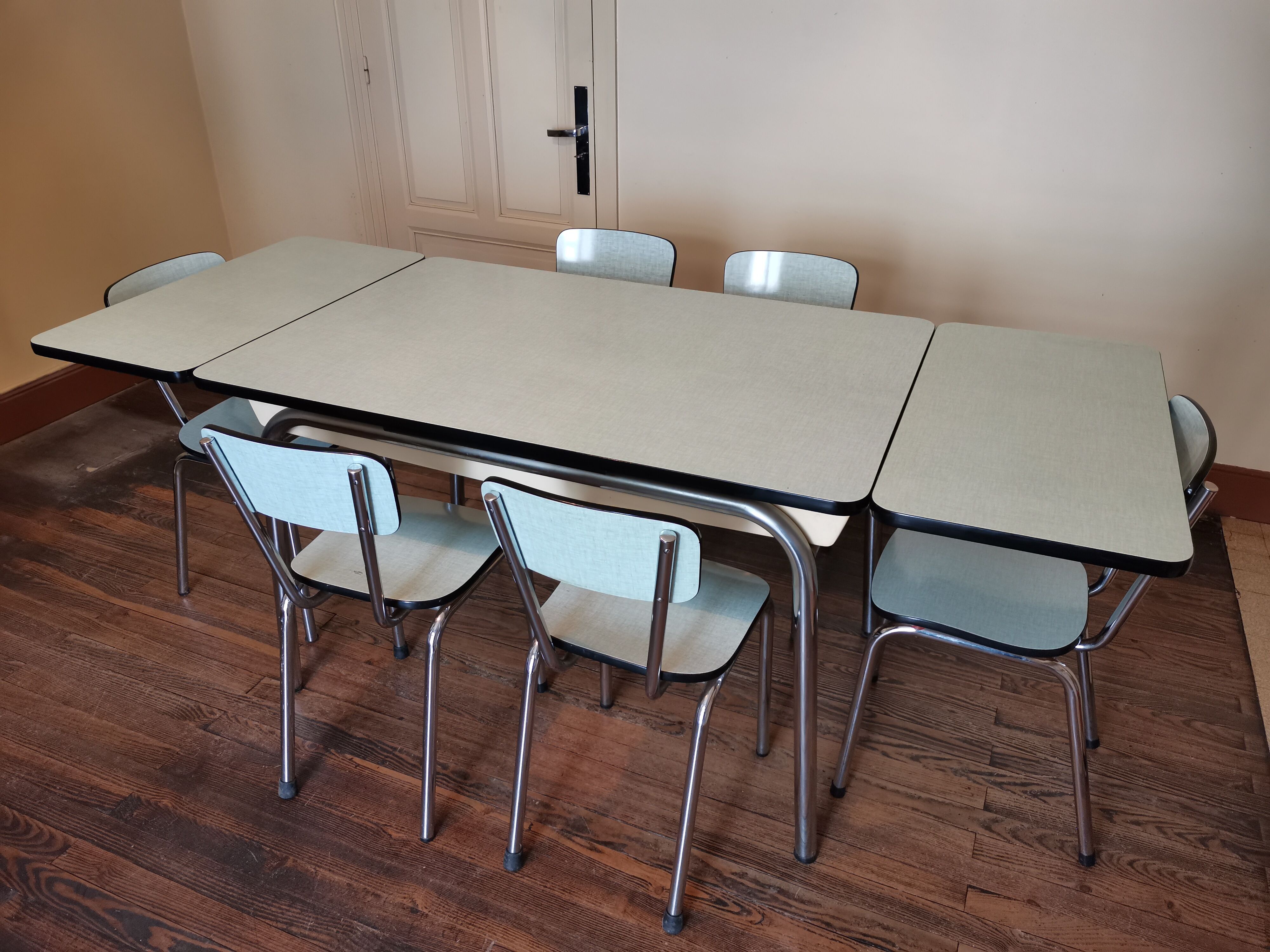 Table and 6 chairs in formica