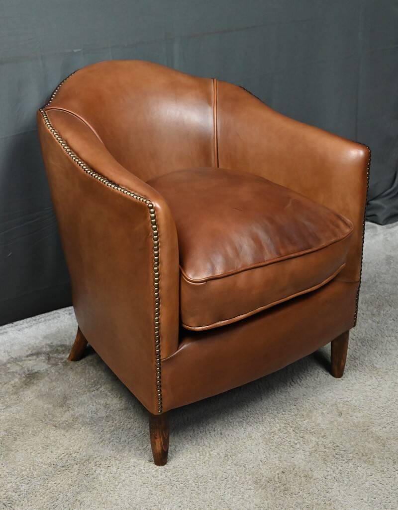 Solange club armchair in sheepskin leather.