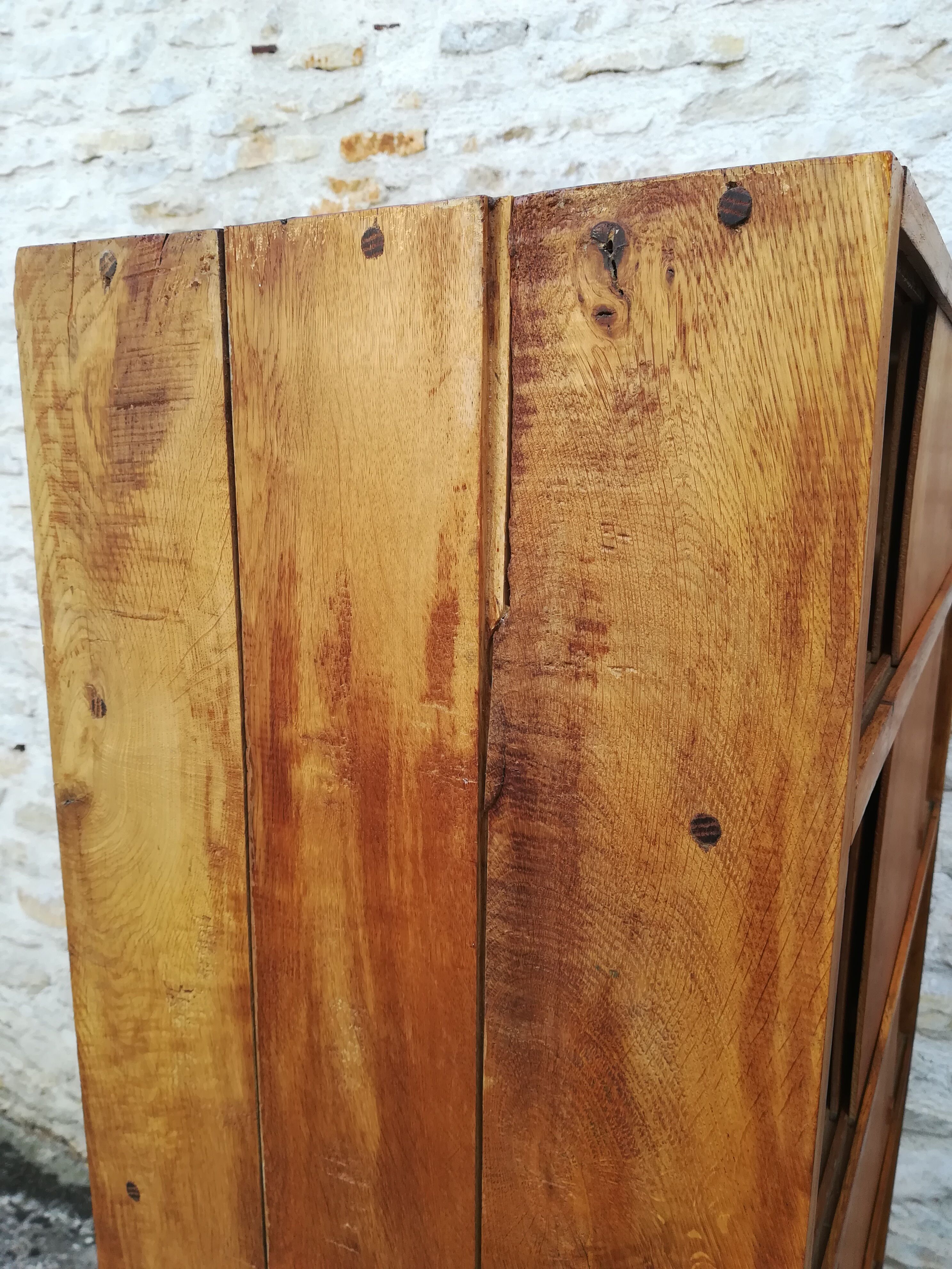 Buffet with sliding doors