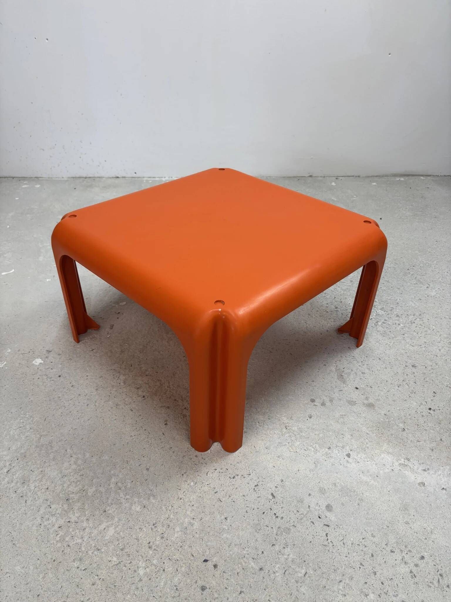 Elena orange coffee table — Vico Magistretti — Metra
