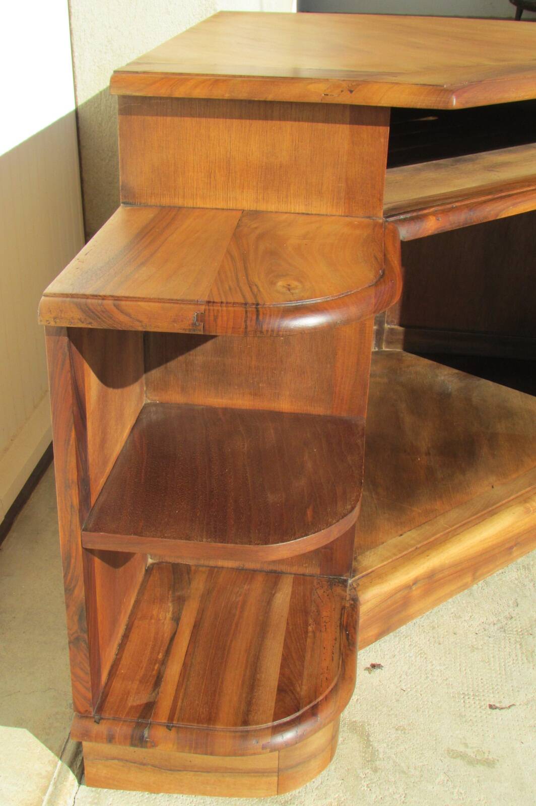 Superb corner unit in solid walnut, of very good quality
