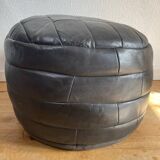 Pouf / Repose pied noir patchwork de cuir De Sede