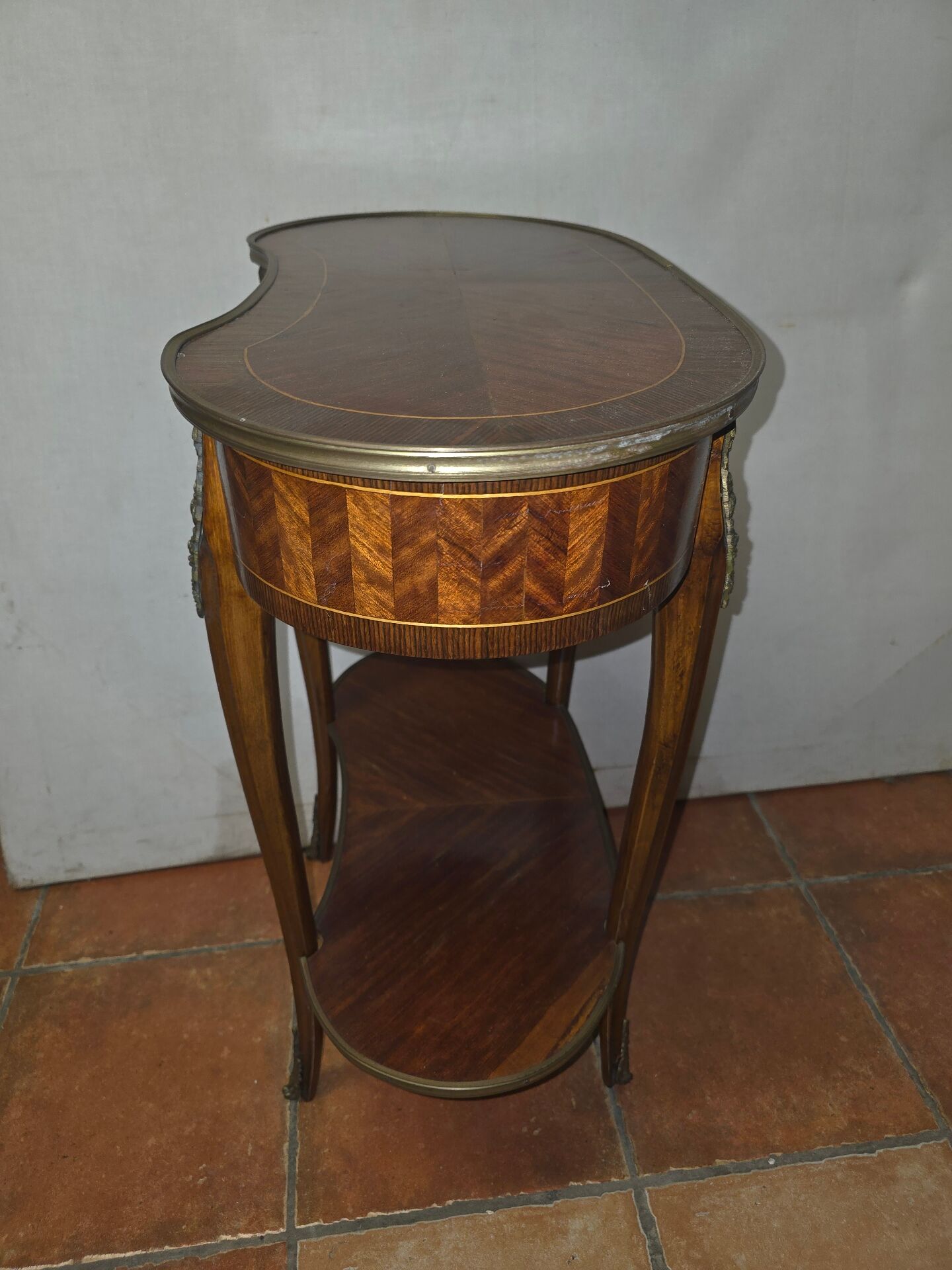 Kidney-shaped side table in Louis XVI style with marquetry.