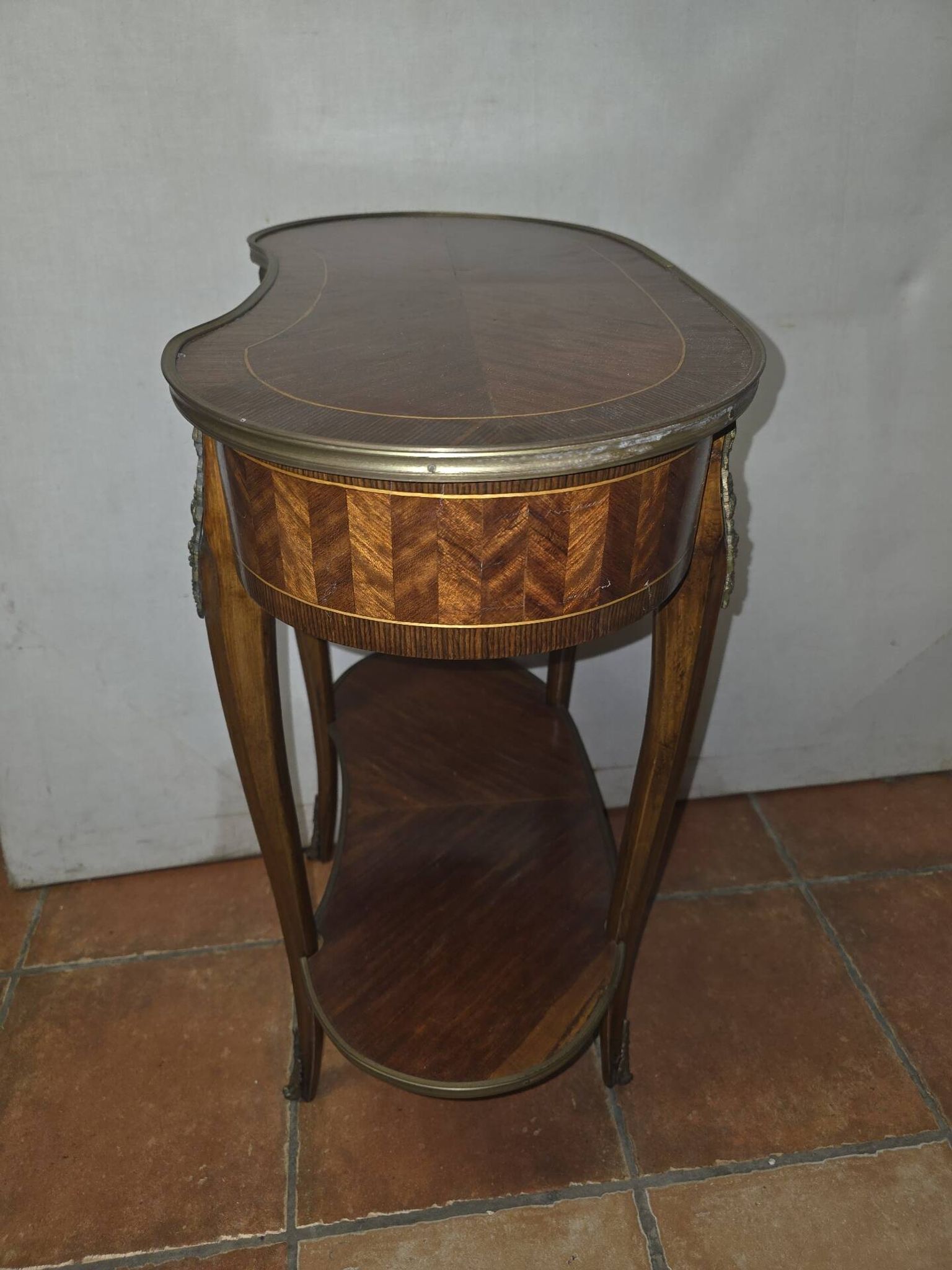Table d'appoint rognon style Louis XVI en marqueterie
