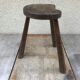 Tabouret de traite pieds tripodes bois foncé vintage