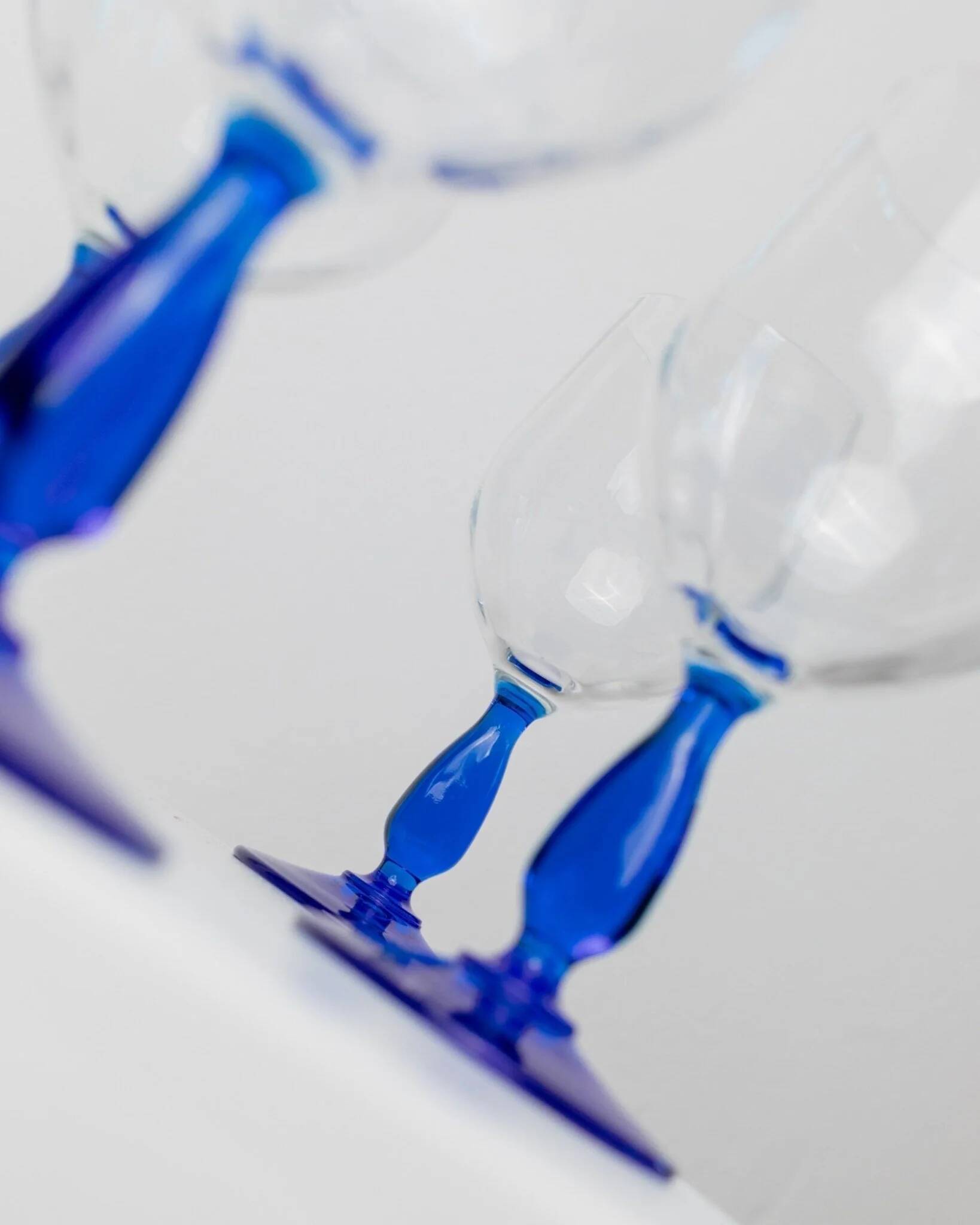 Set of 4 vintage Italian glass wine glasses, clear bowls with royal blue stems, 1980s MCM style