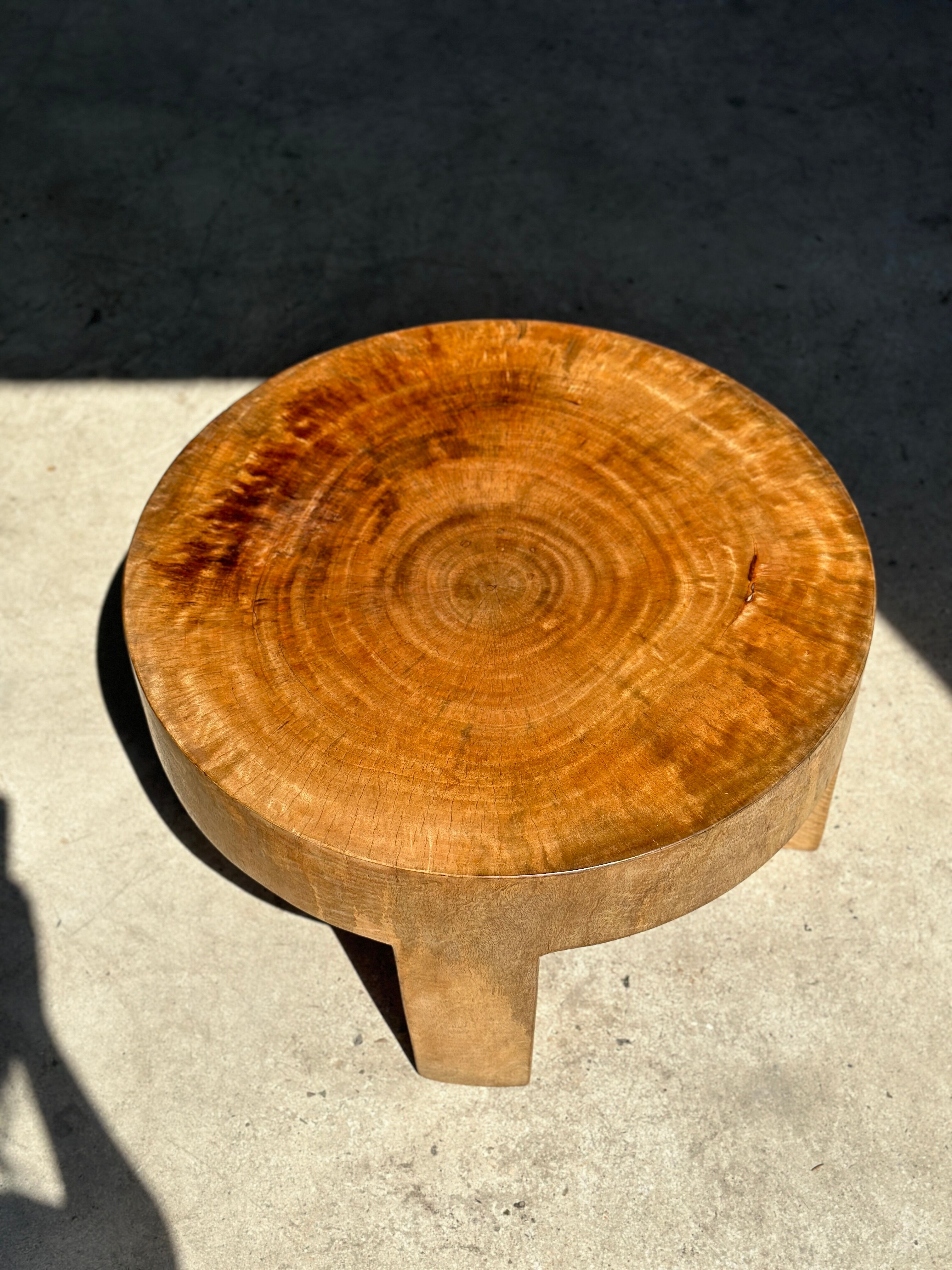 Quadripod coffee table in solid wood monoxyl natural color (dark)