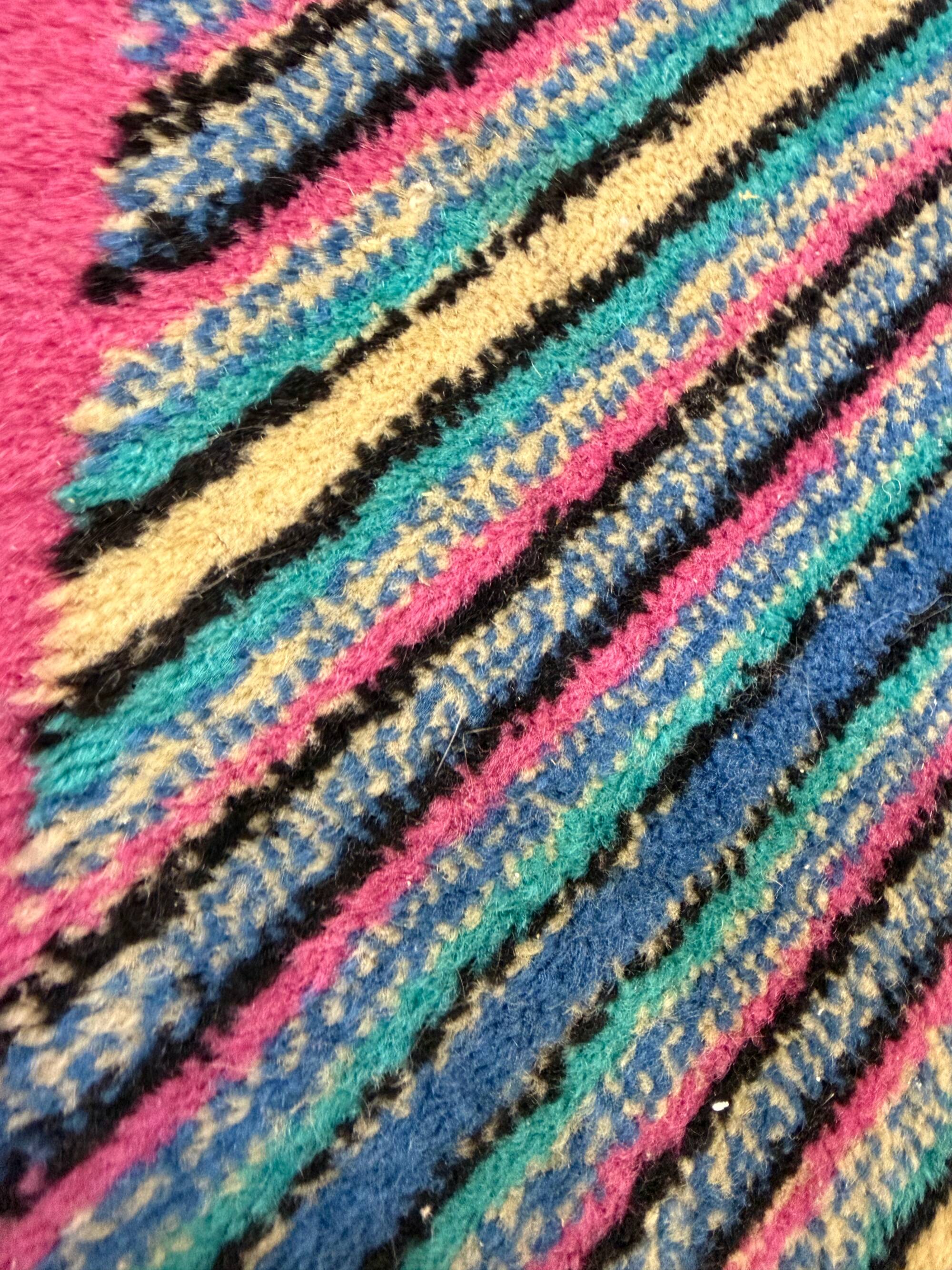 Tapis rectangulaire en laine noir et coloré par Missoni, Italie, années 1980.