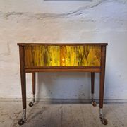 Une table en bois mobile et unique des années 1970