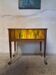 Une table en bois mobile et unique des années 1970