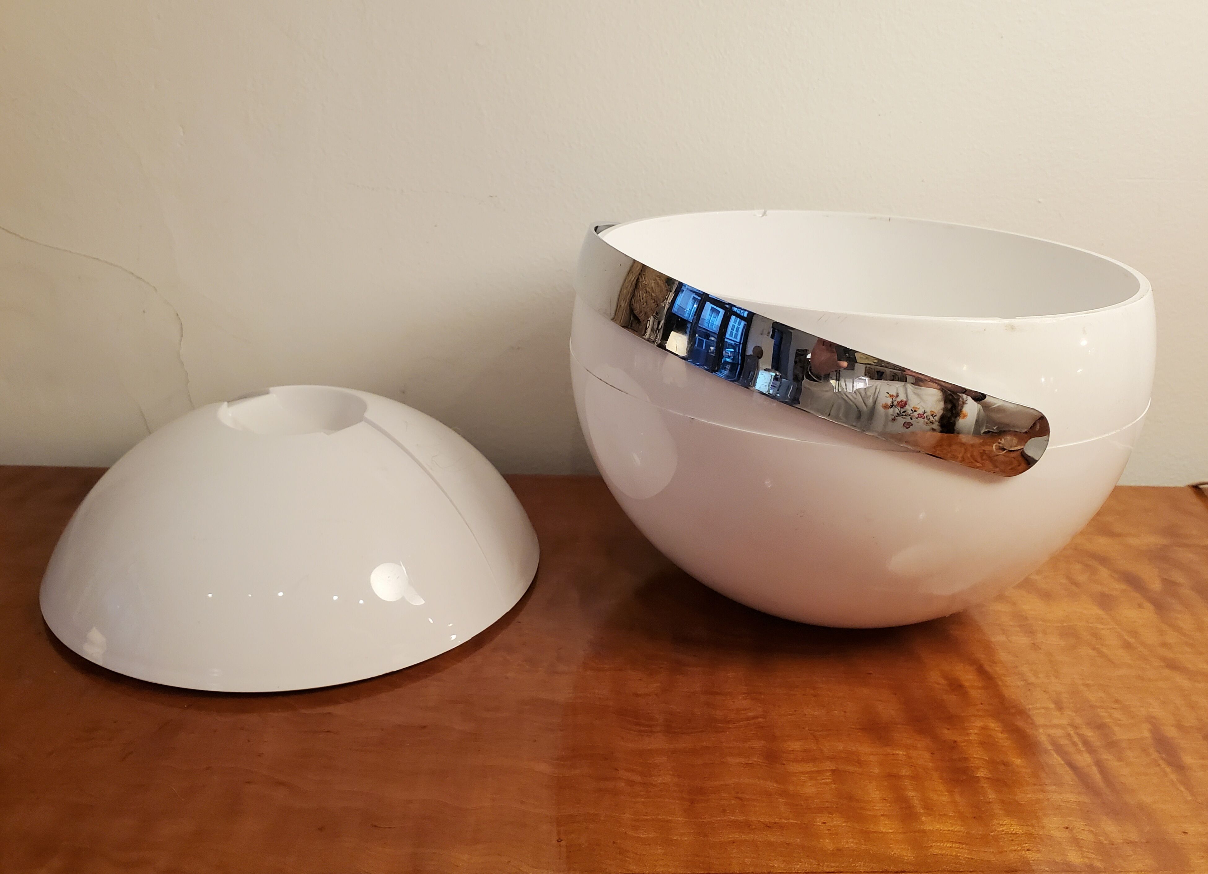 paolo Tilche designer ice box distributed by Guzzini