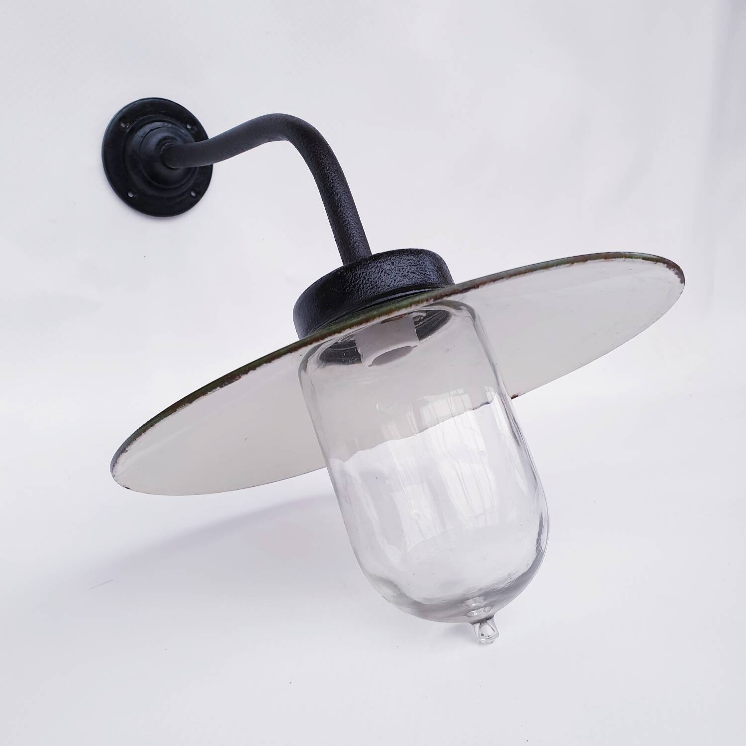 Antique outdoor lamp in enamelled sheet metal