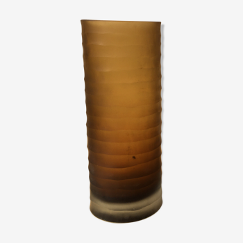 Vase en verre dépoli aux volutes ambrées