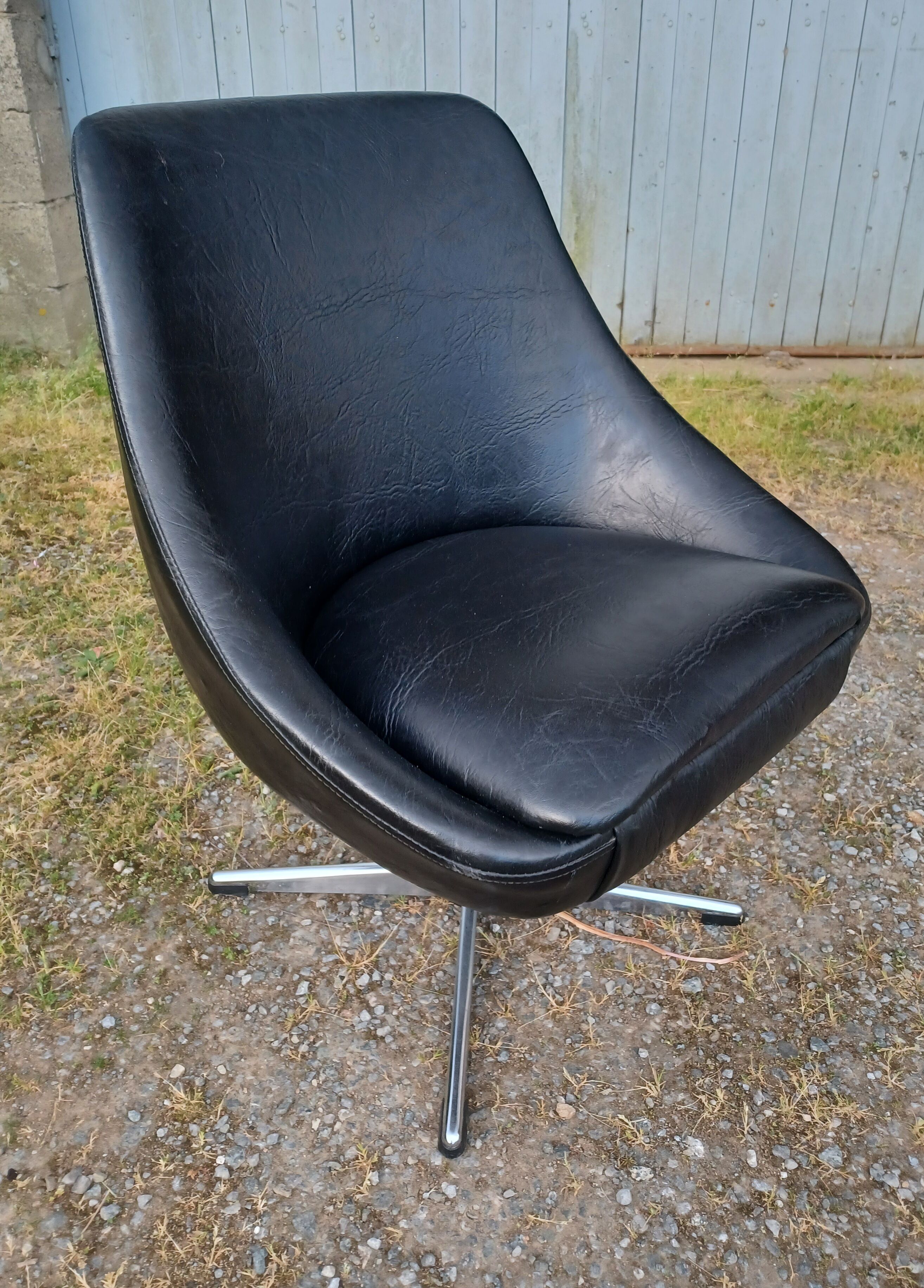 Swivel chair, 70