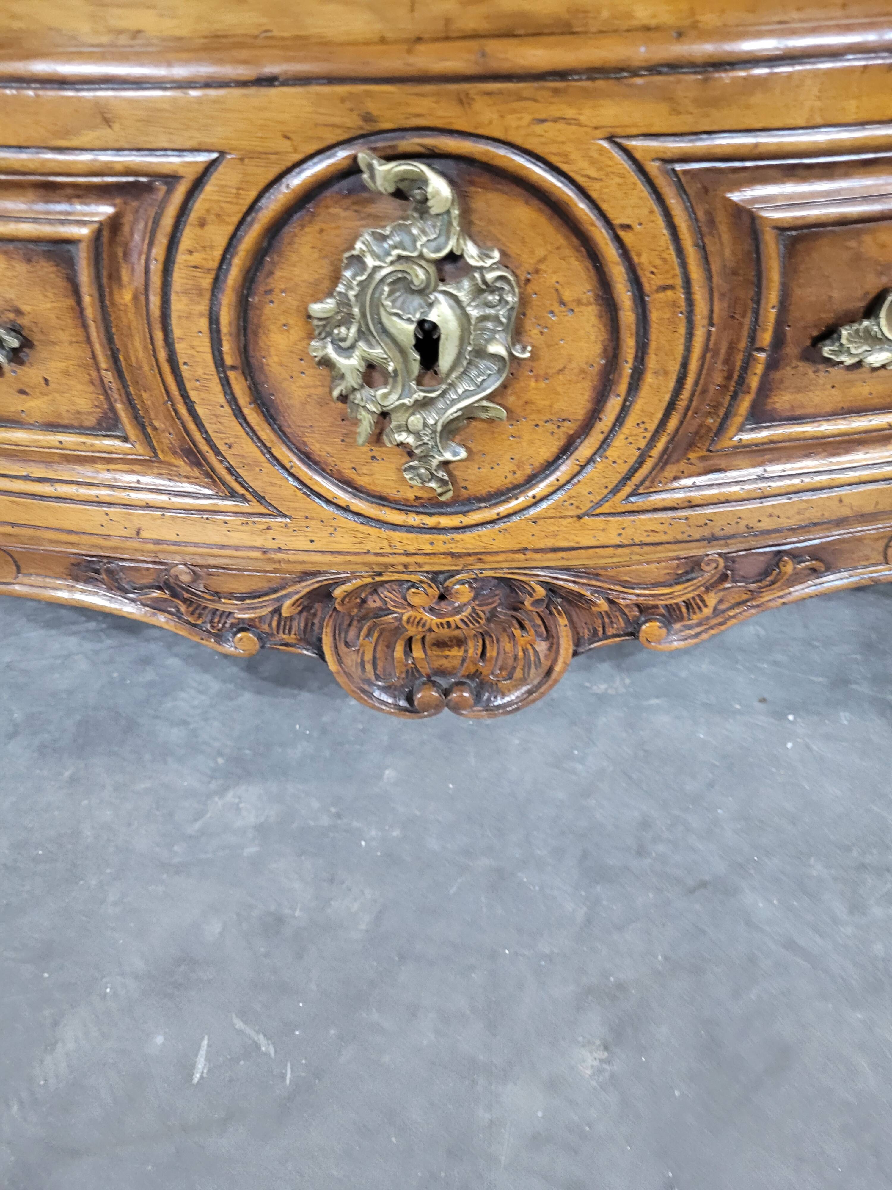 Petiote commode époque Louis XV galbée