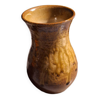Stoneware vase with flowing pattern