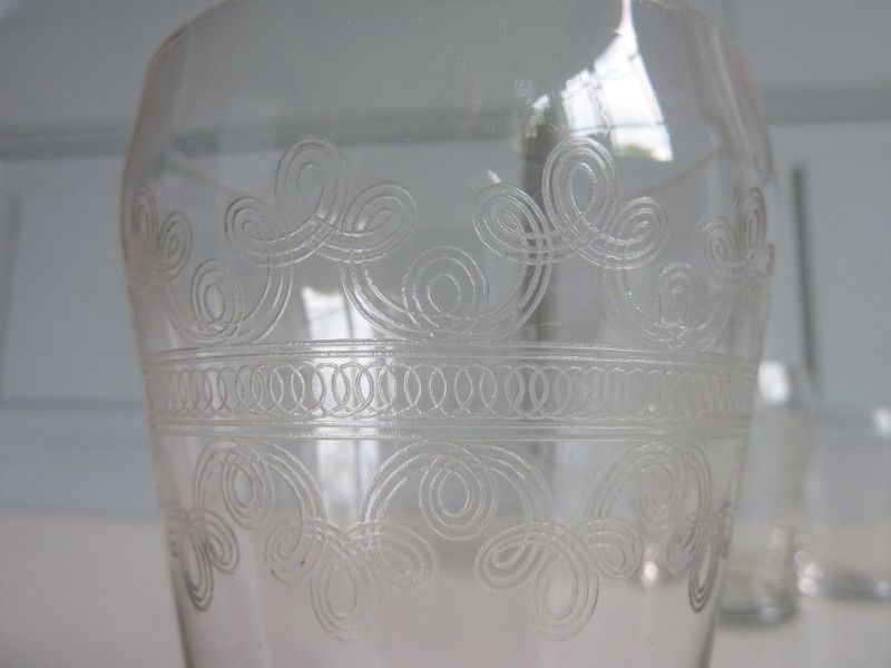 32 antique glasses engraved with Friezes of Arabic and spirals