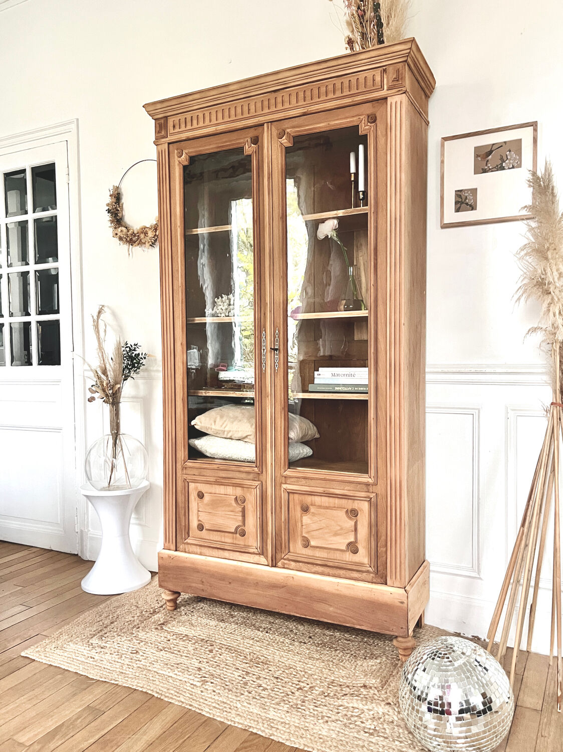 Glass cabinet from the early 20th century.