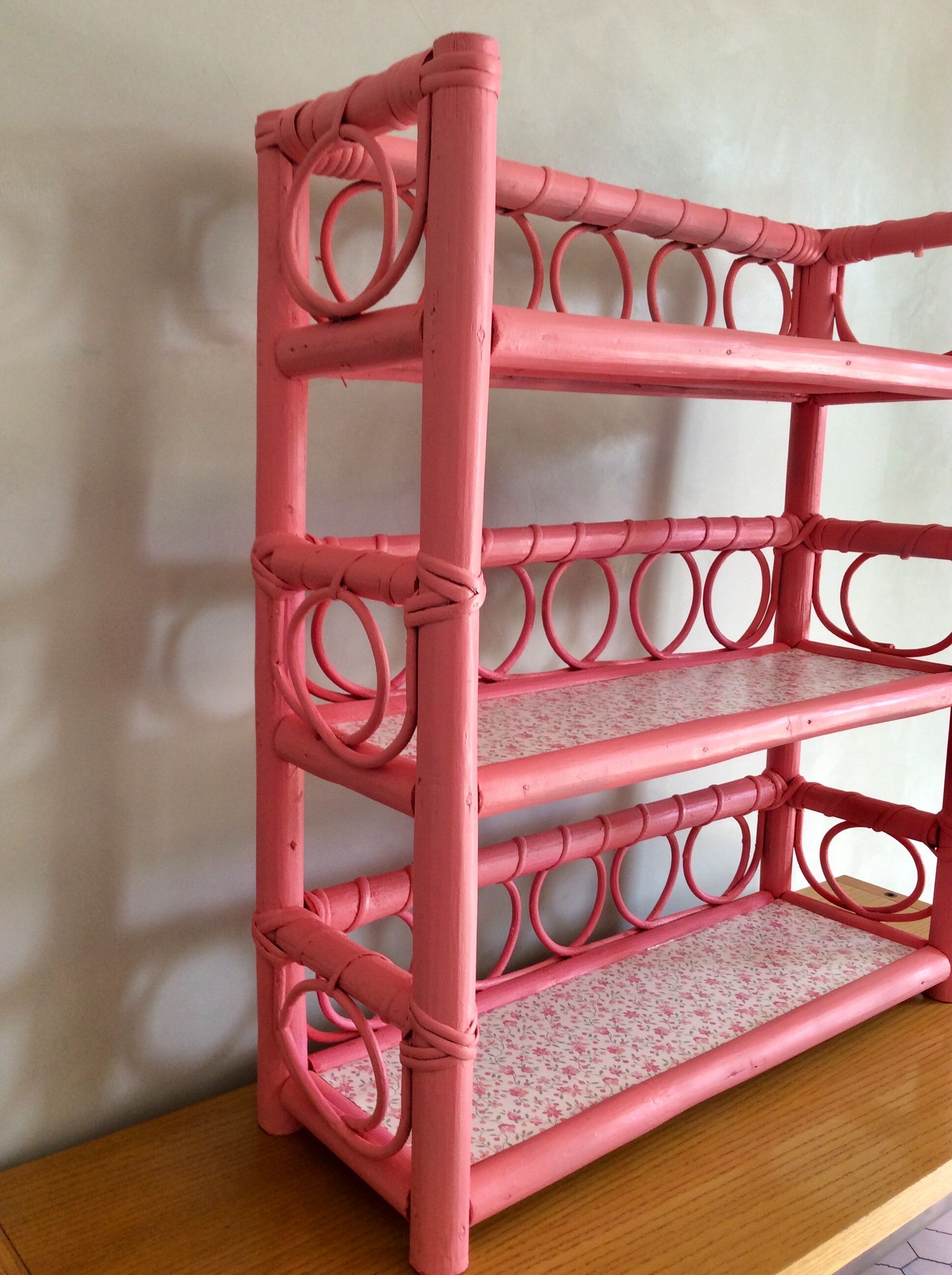 Etagere en rotin rose