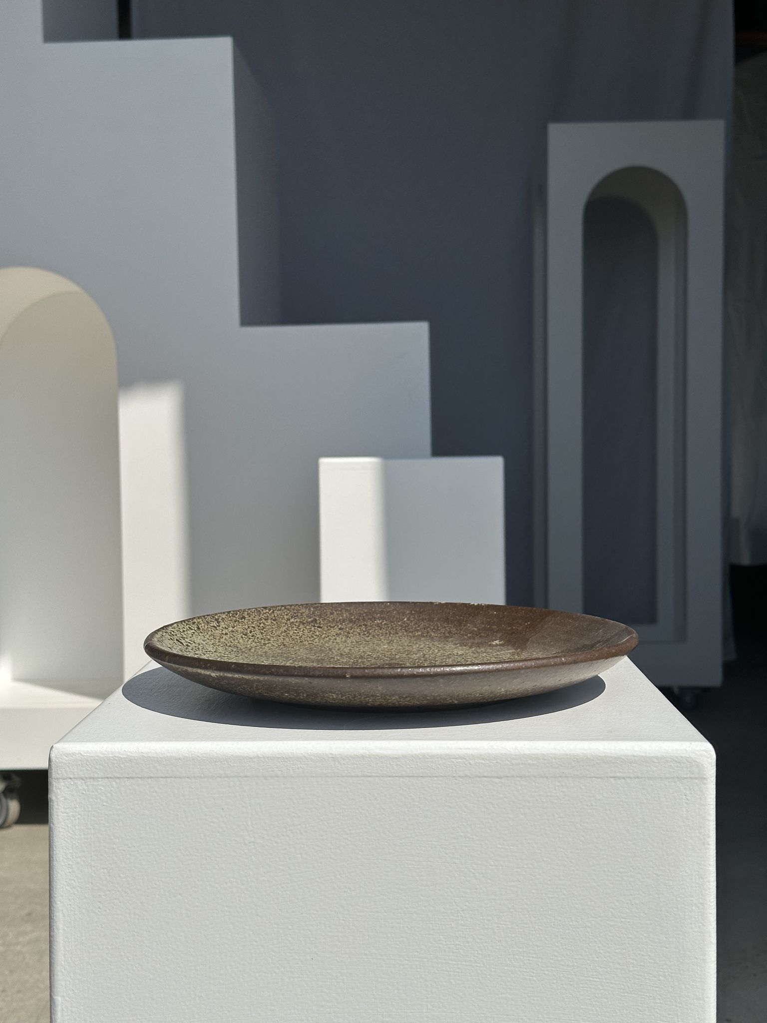 Plat en céramique vert indonésien D:26,5
