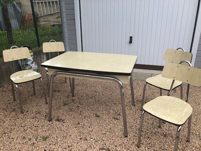 Table and 4 chairs in formica