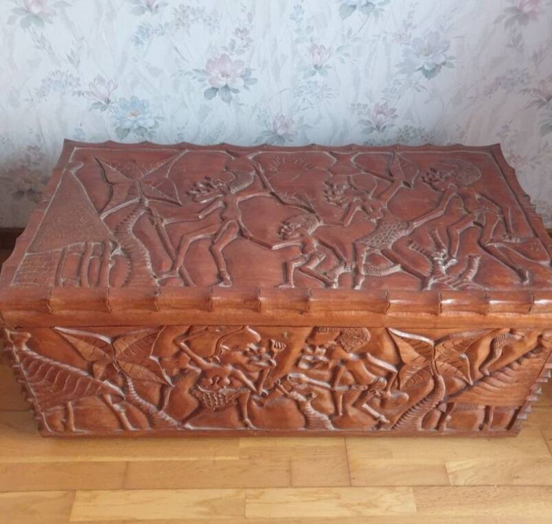 Grand coffre bois sculpté