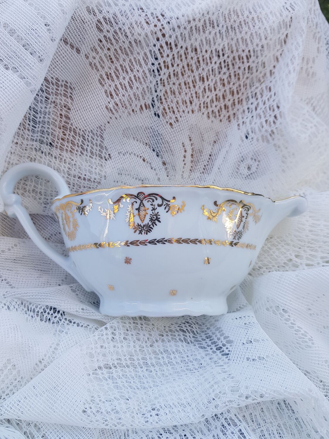 Porcelaine du berry gravy boat