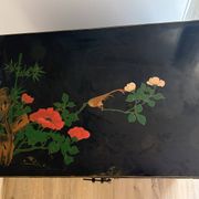 Cabinet en laque de Pékin en pierres dures & nacre Manufacture Jinlong