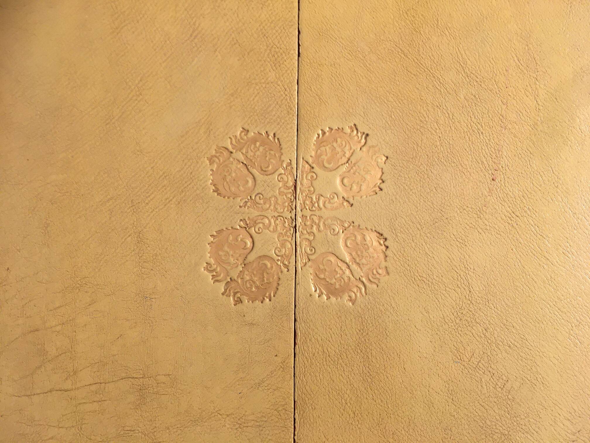 Provençal style table with its extensions