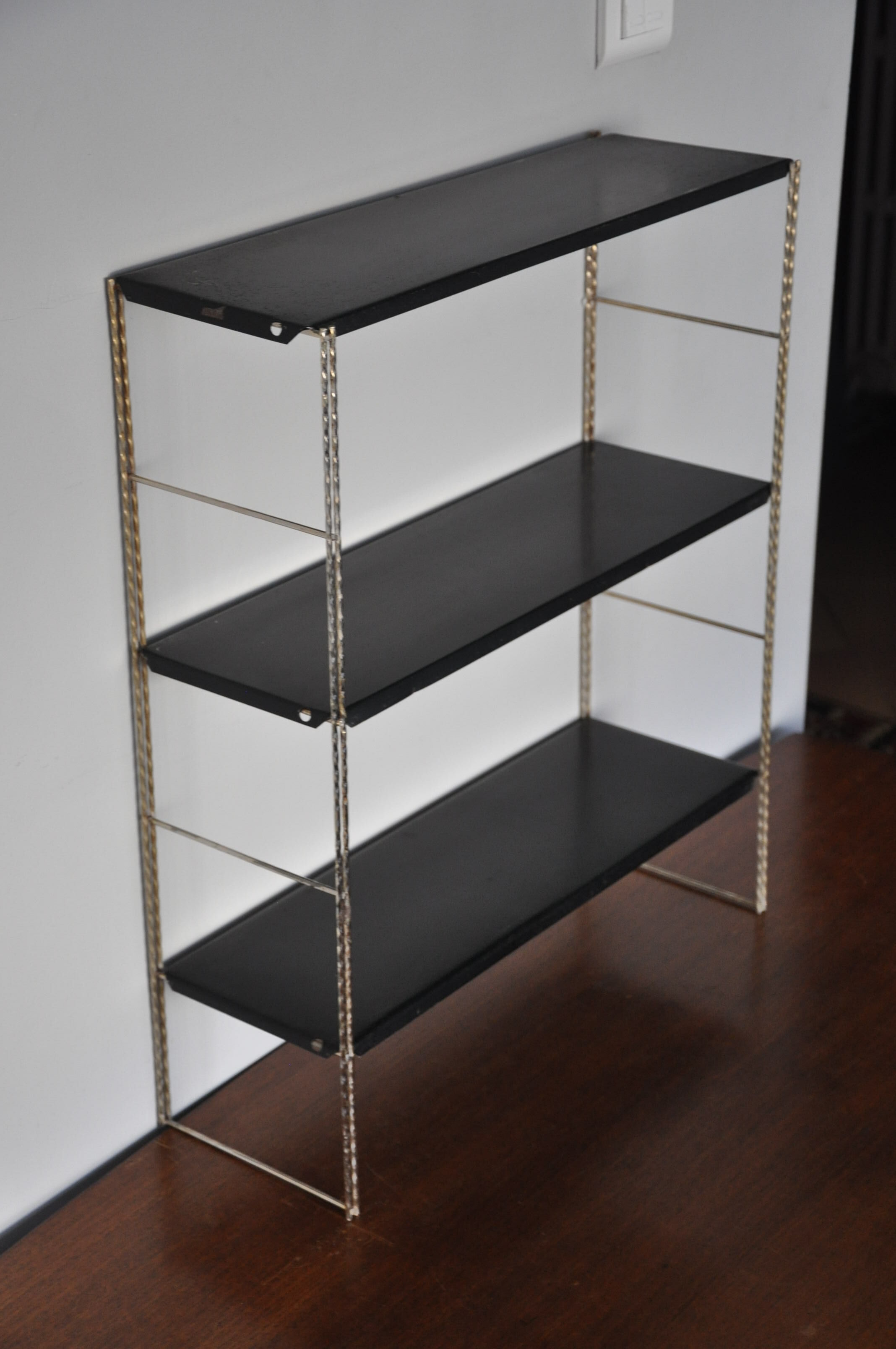 Metal string shelf