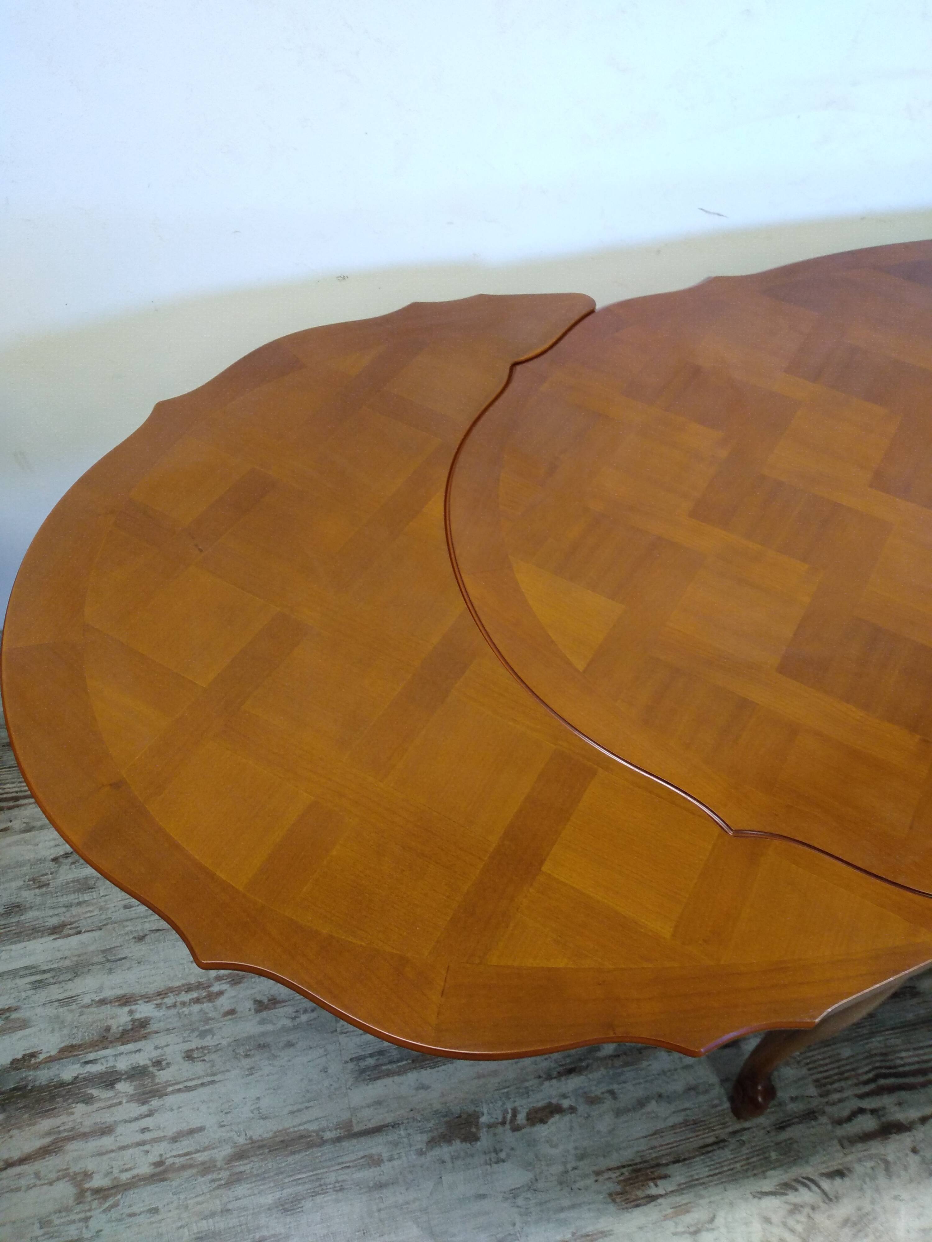 Regency style table with integrated extensions