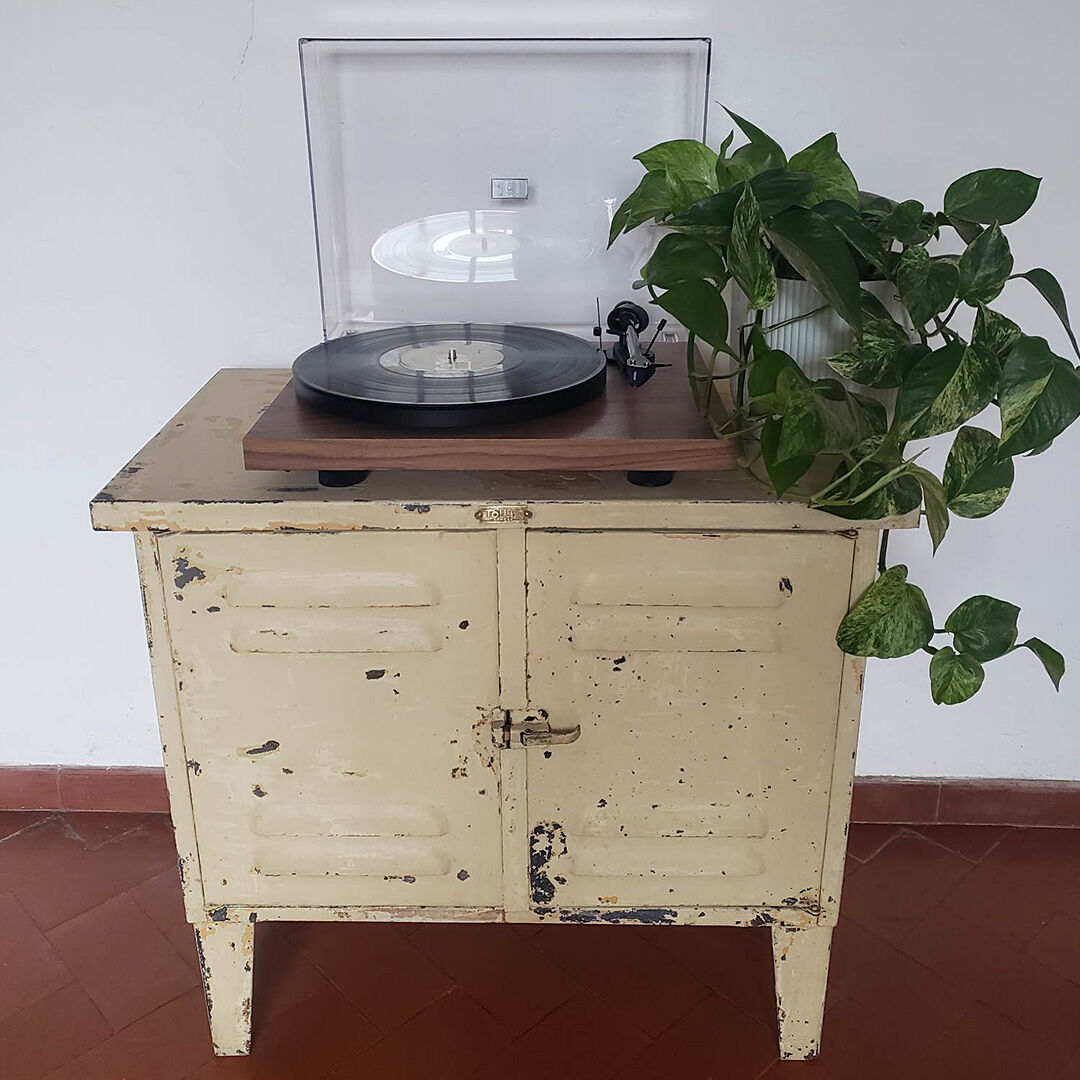 Low metal grunge cabinet