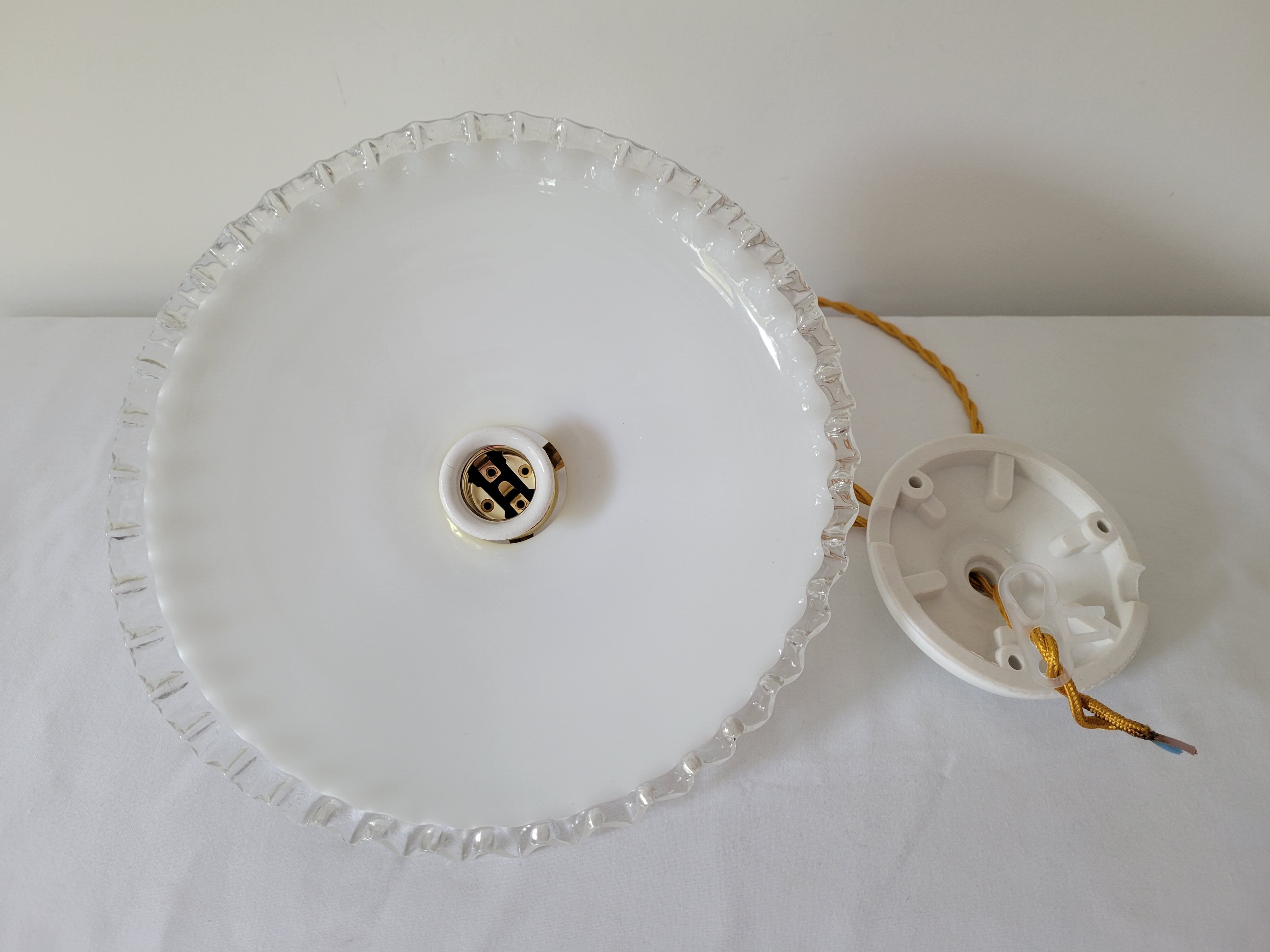 Serrated opaline suspension