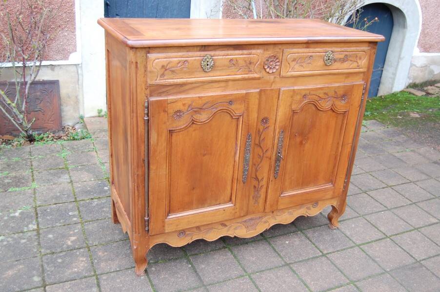Louis XV buffet in walnut from the early 19th century.