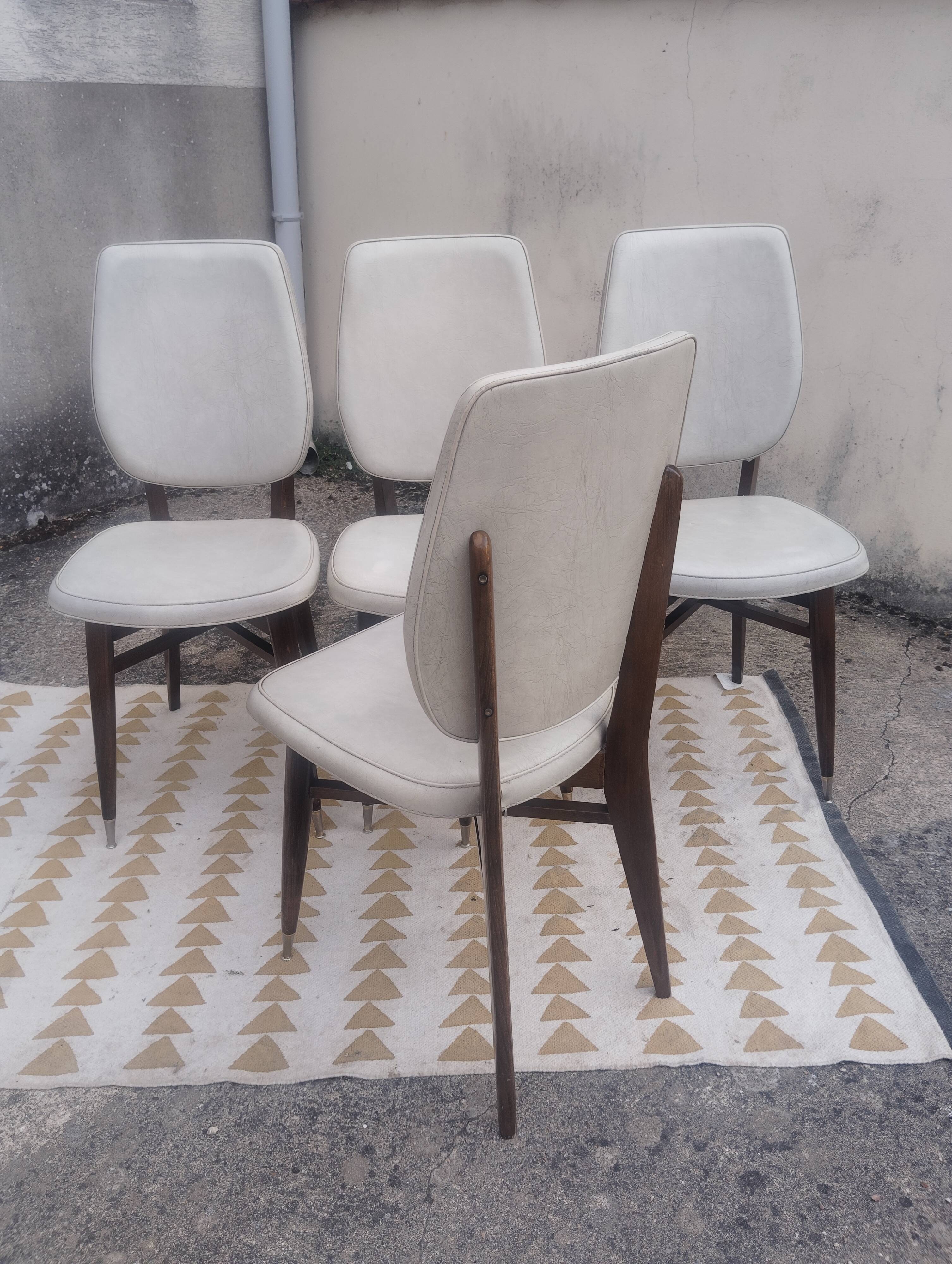 Set of 4 white and wooden Scandinavian chairs.