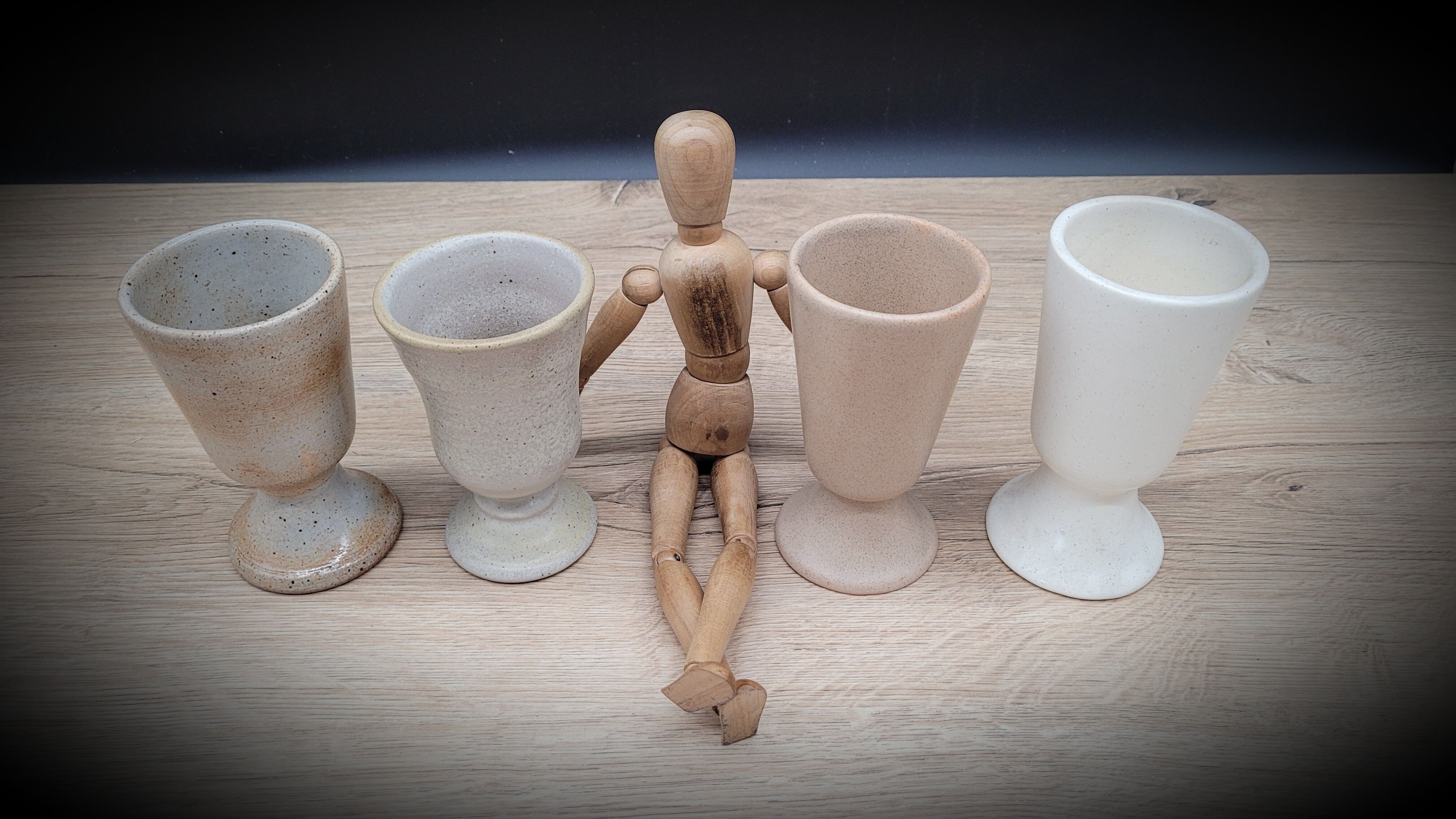 Set 4 mismatched beige cups