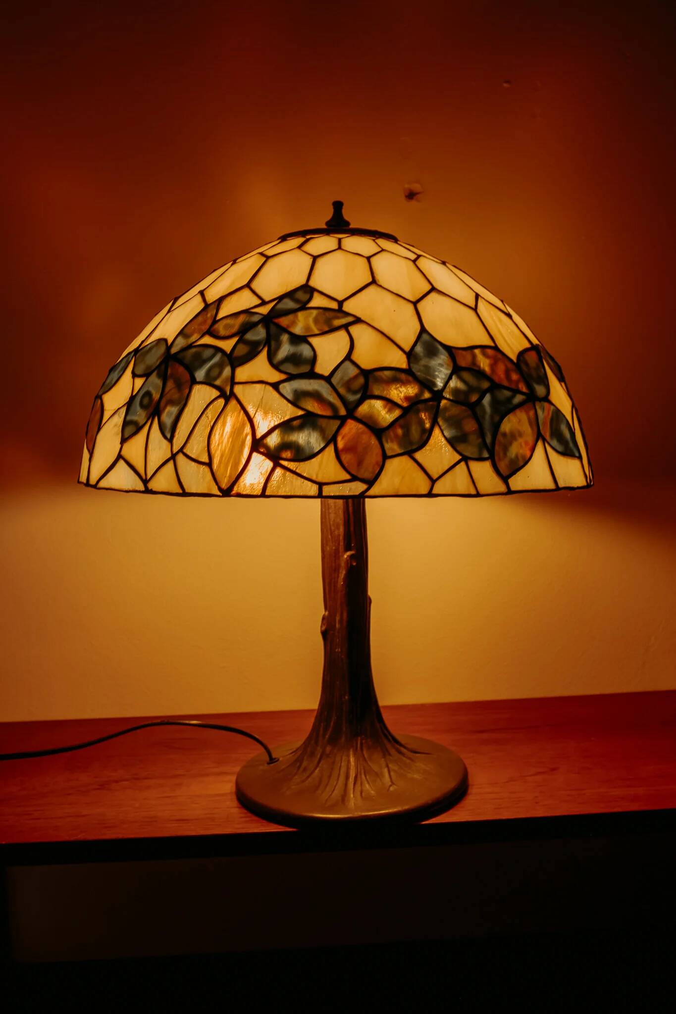 Tiffany-style table lamp with stained glass shade