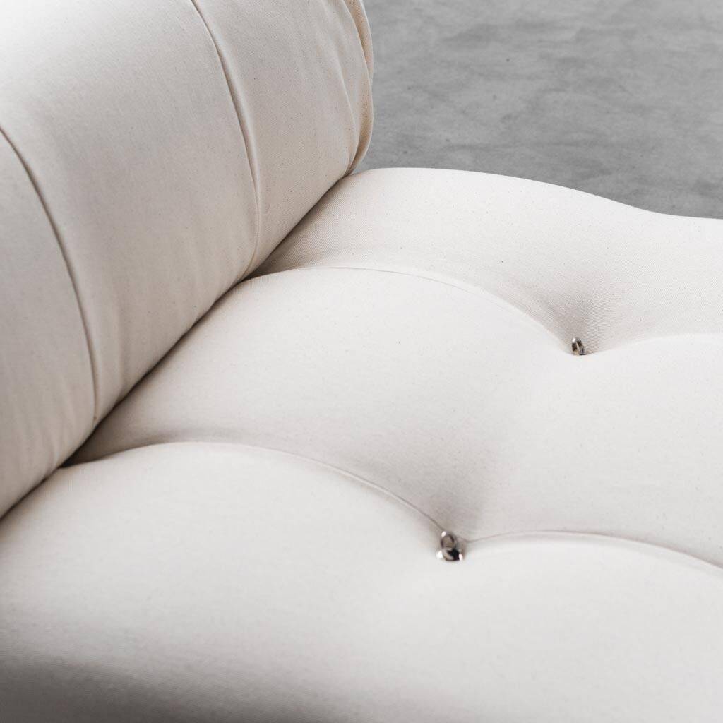 Camaleonda armchair in white cotton: retro-modern style from the 70s.