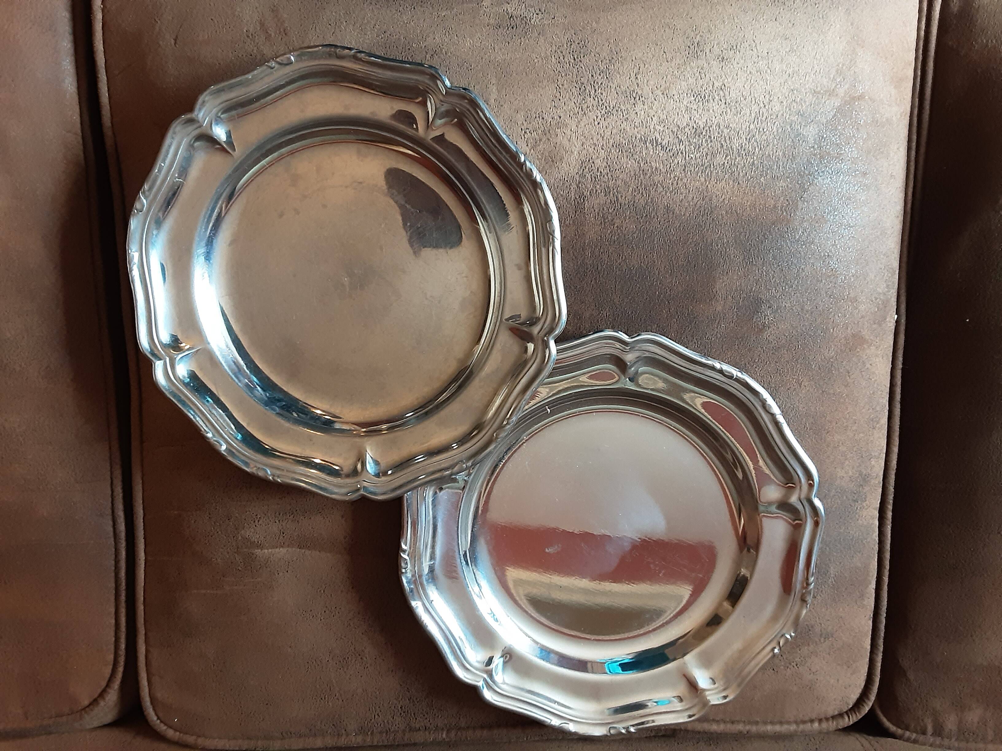 Set of 2 round stainless steel dishes