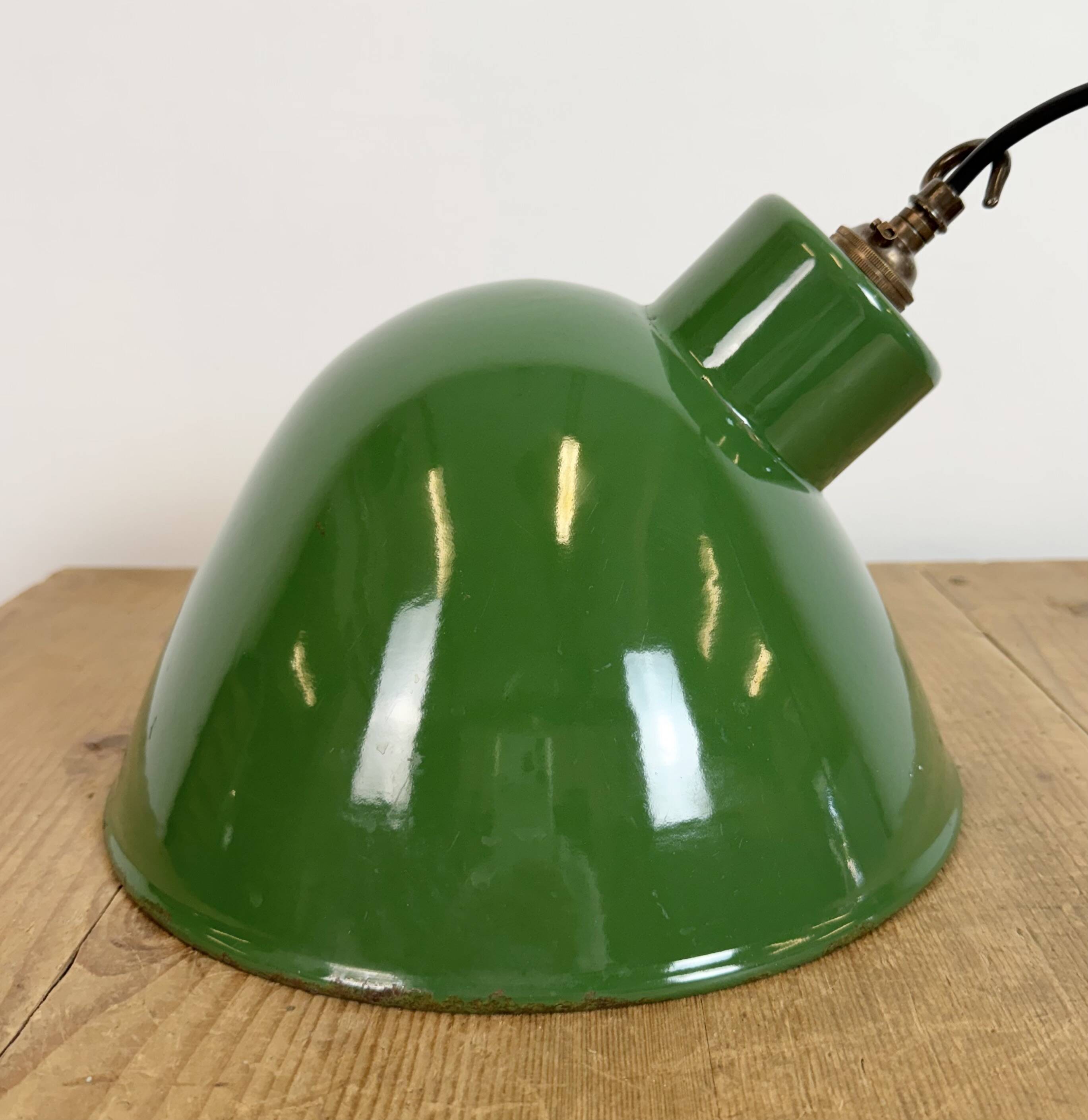 Suspension industrielle en émail vert, années 1960