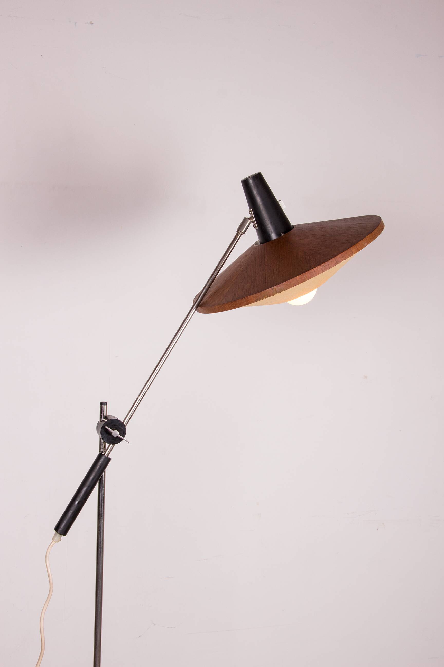 Large tilting floor lamp in steel and teak by Georges Frydman 1960.