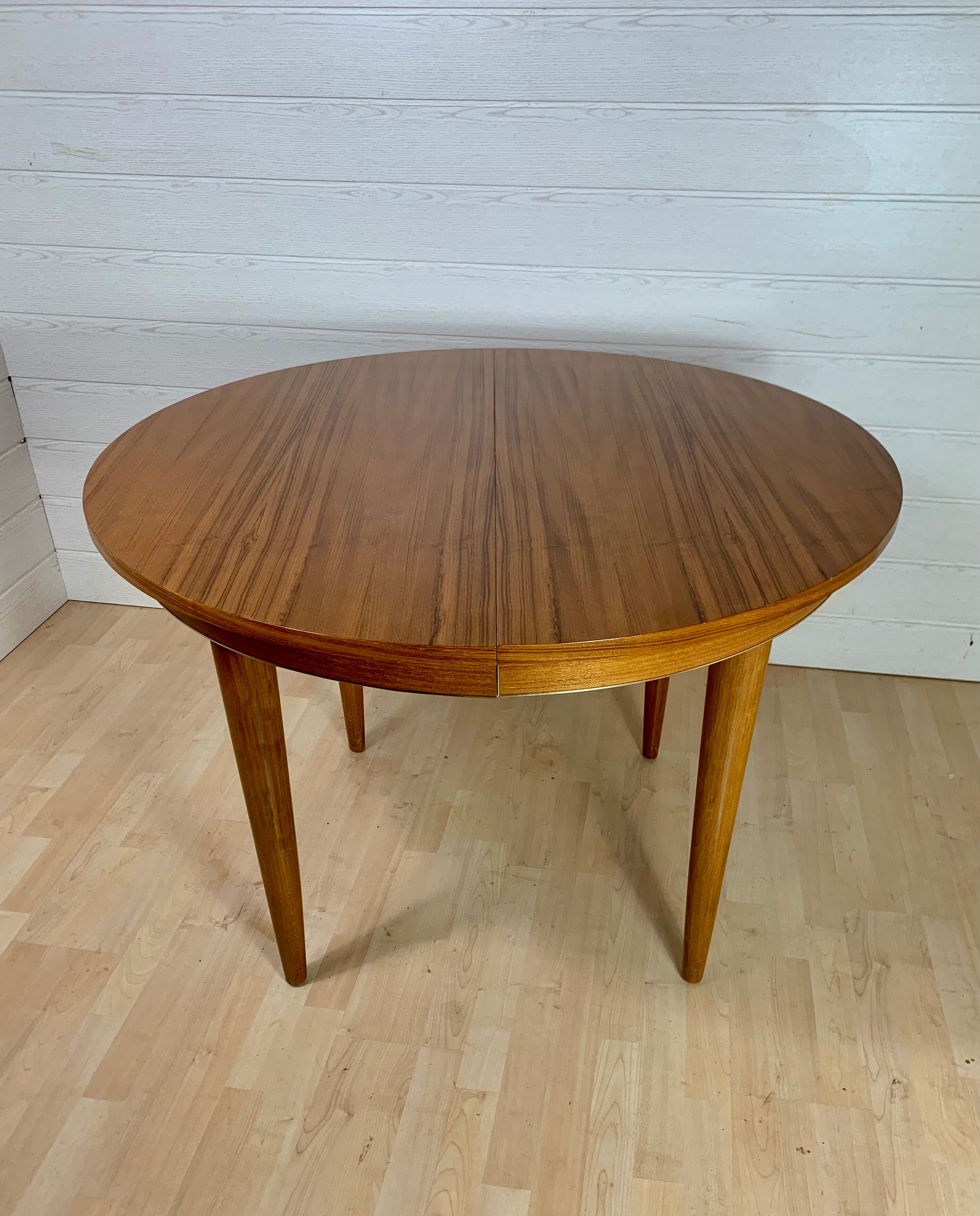 Vintage round table in walnut 1960
