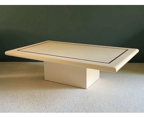 Table basse années 70 plateau laquée blanc crème, dessin laiton | Selency