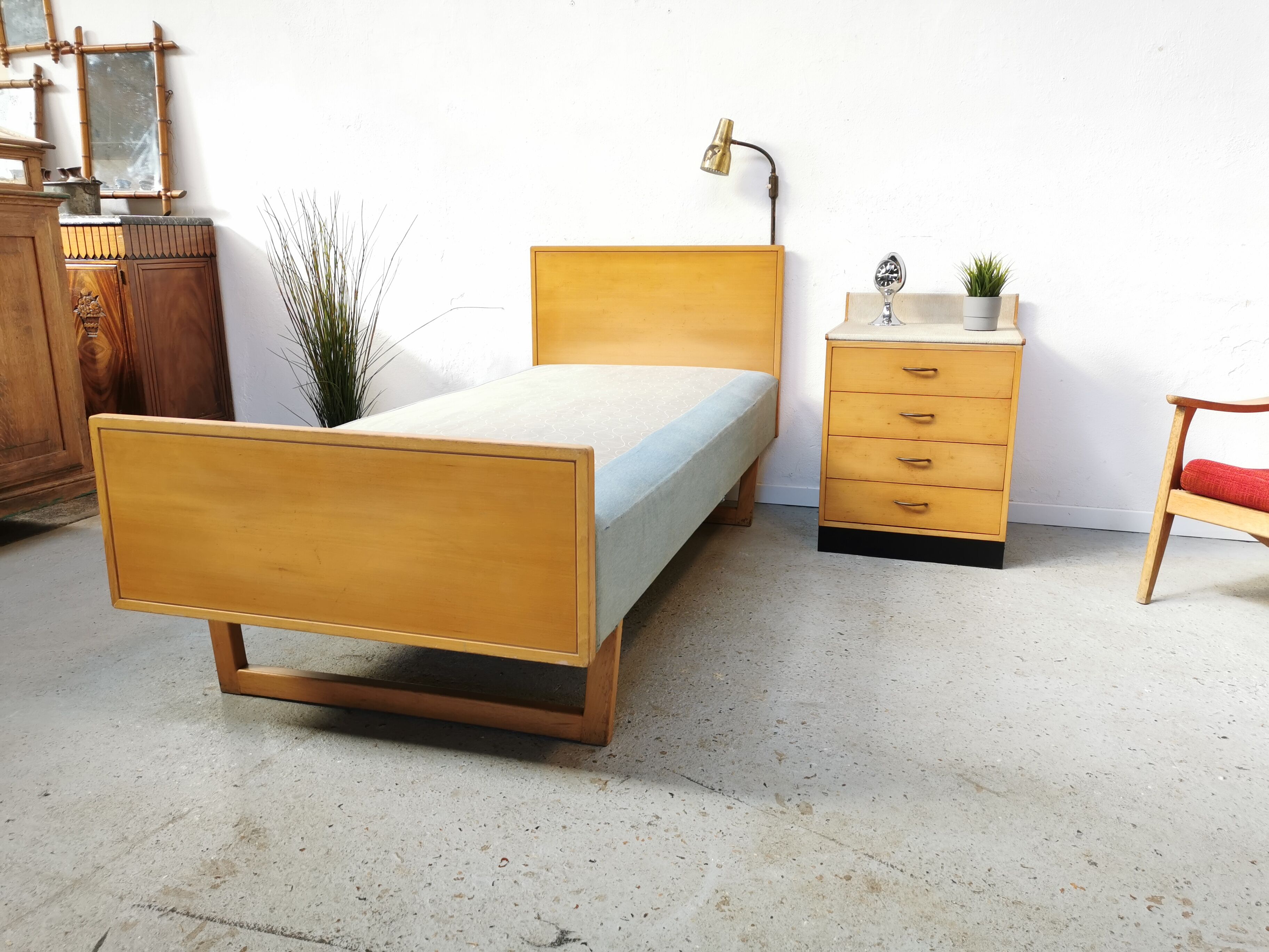 Vintage Scandinavian bed and lamp signed NK 1959
