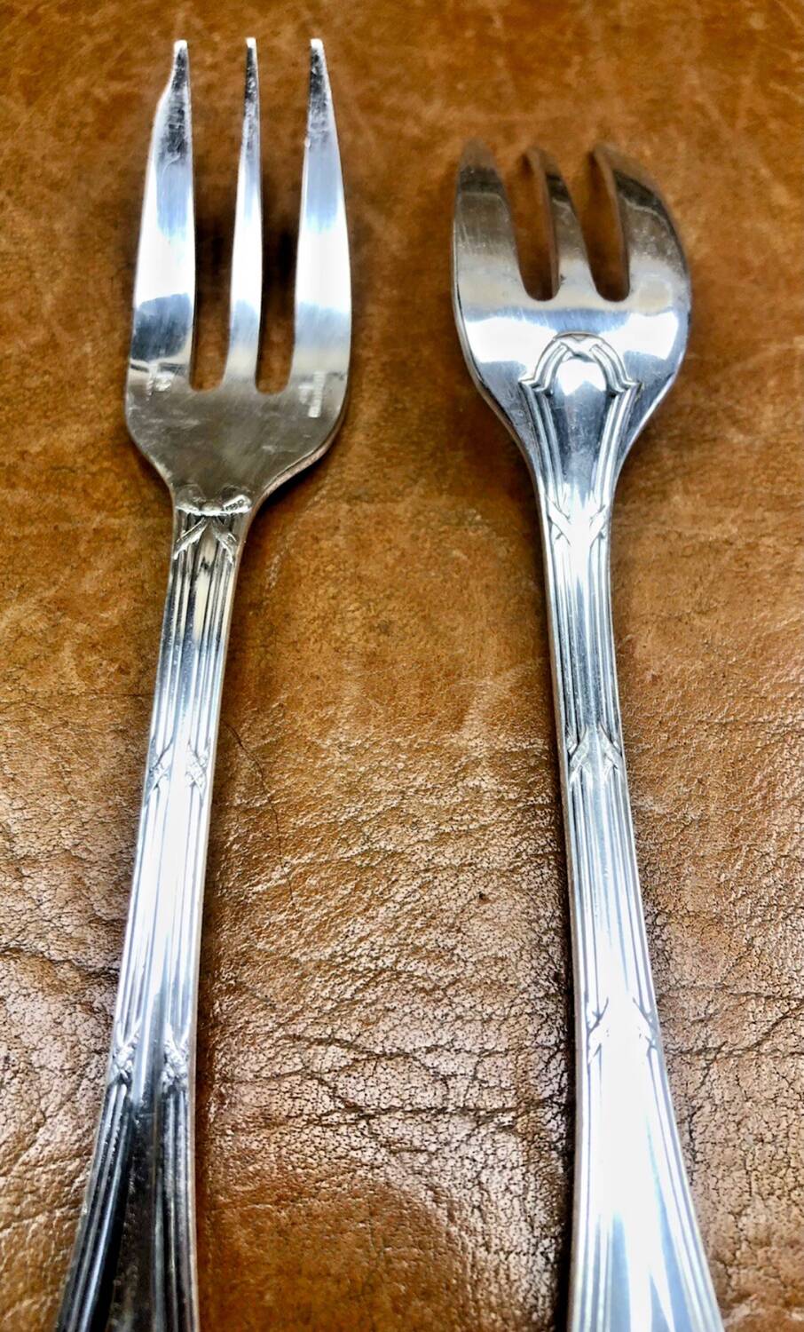 7 Christofle silver-plated oyster forks with Louis crossed ribbons