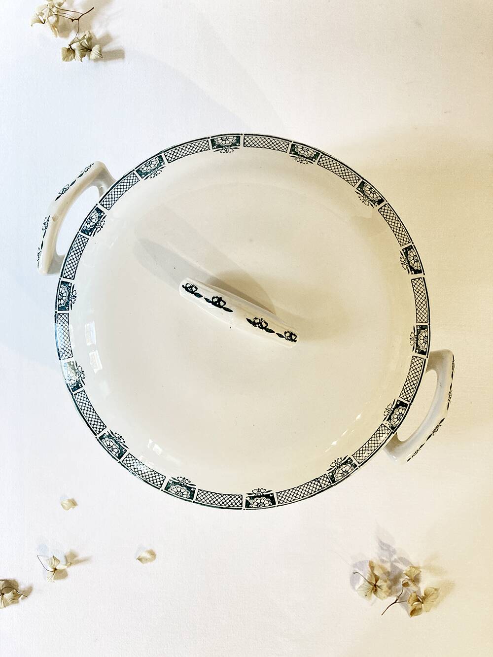 Half-porcelain soup tureen from St-Amand