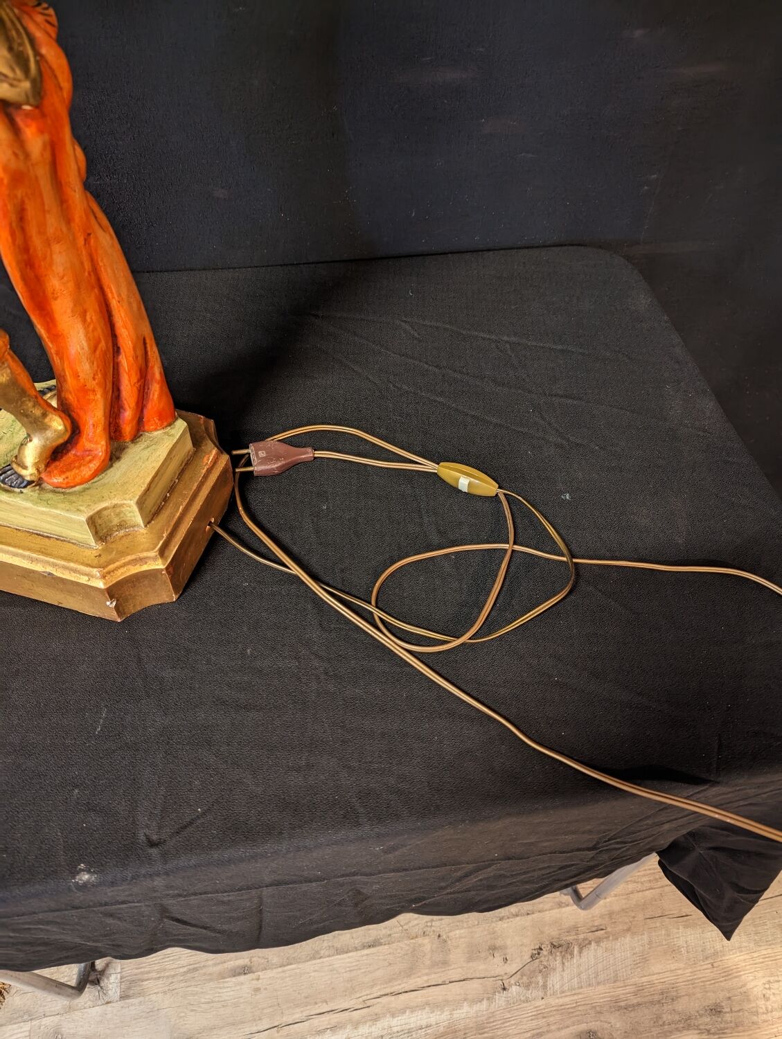 Wooden venetian nubian table lamp